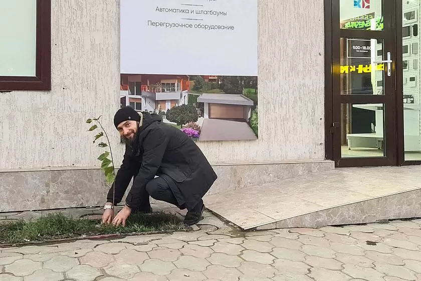 Компания «ДжиТек» высадит более полусотни деревьев